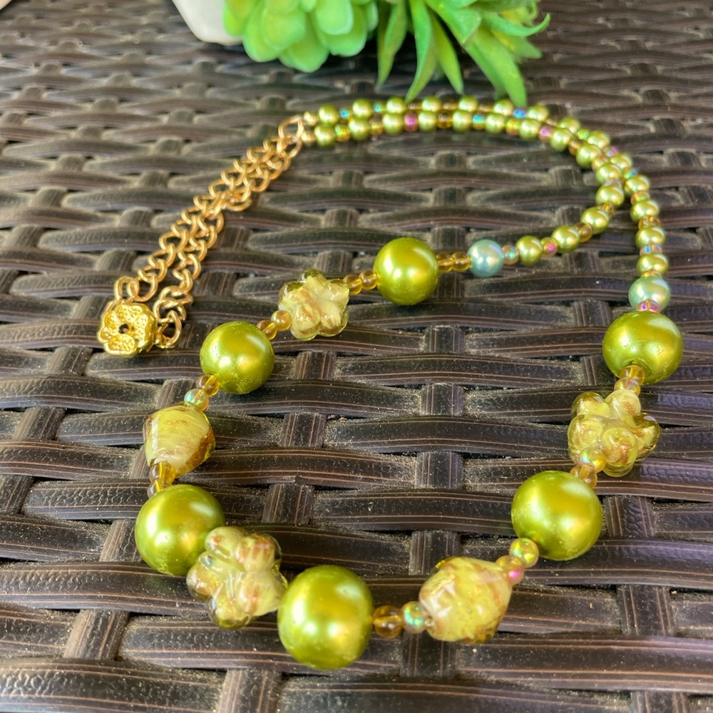 ✔️✔️Awesome Avacado “ Faux Pearl and Lampwork Necklace